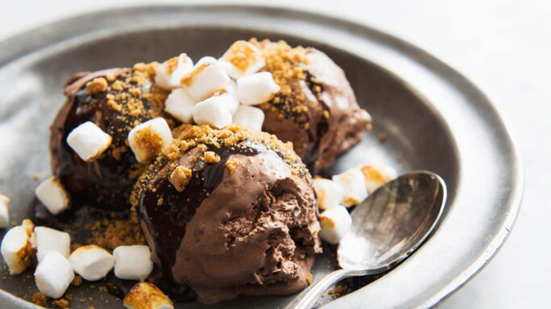 Helado de chocolate con 'marshmallows' y polvo de galleta