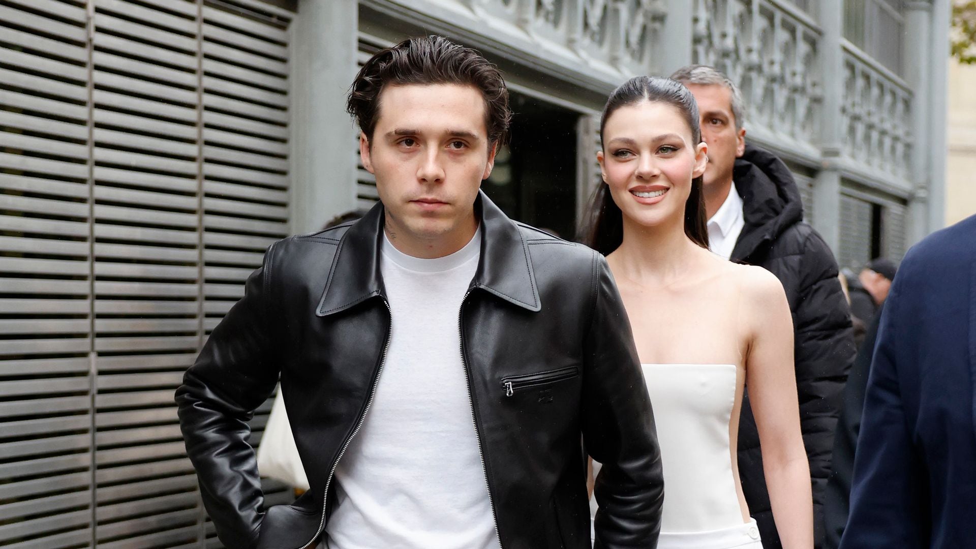 Nicola Peltz y Brooklyn Beckham aparecen a las puertas de un desfile con looks minimalistas, ¡y arriesgados!