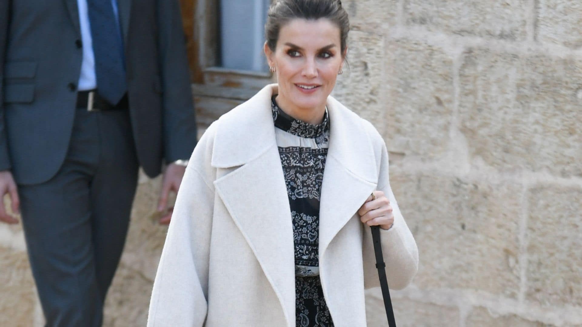 Doña Letizia estrena un vestido bohemio de las rebajas de Mango