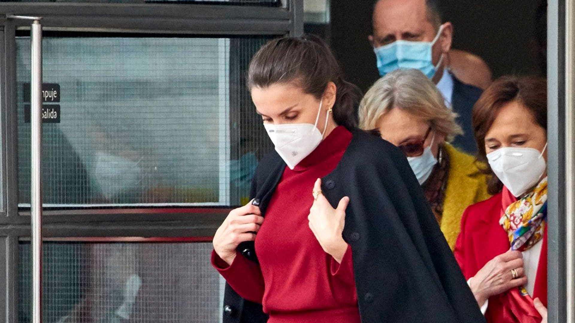 La atrevida elección de la Reina y su paso al frente con su primer vestido de estreno en seis meses