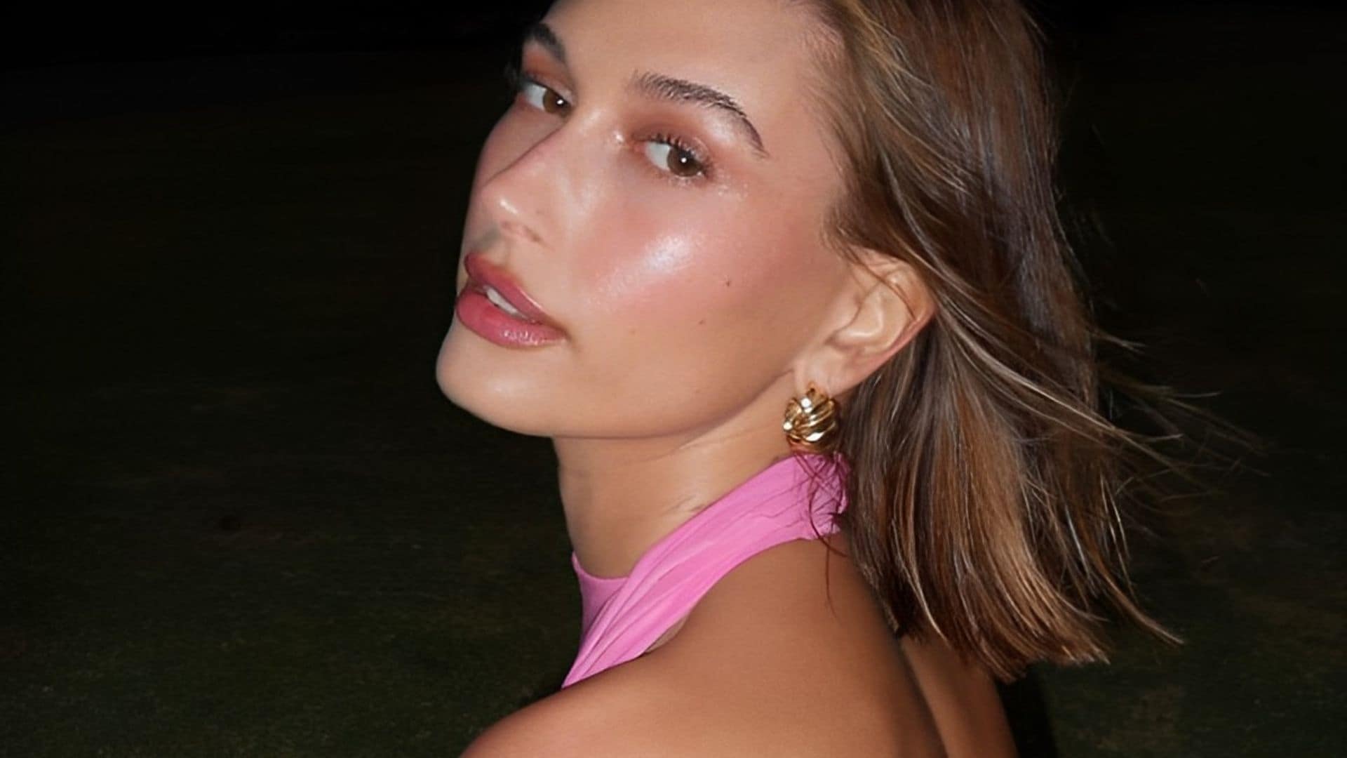 La técnica de maquillaje 'diamond lips' con la que Hailey Bieber multiplica el volumen de sus labios