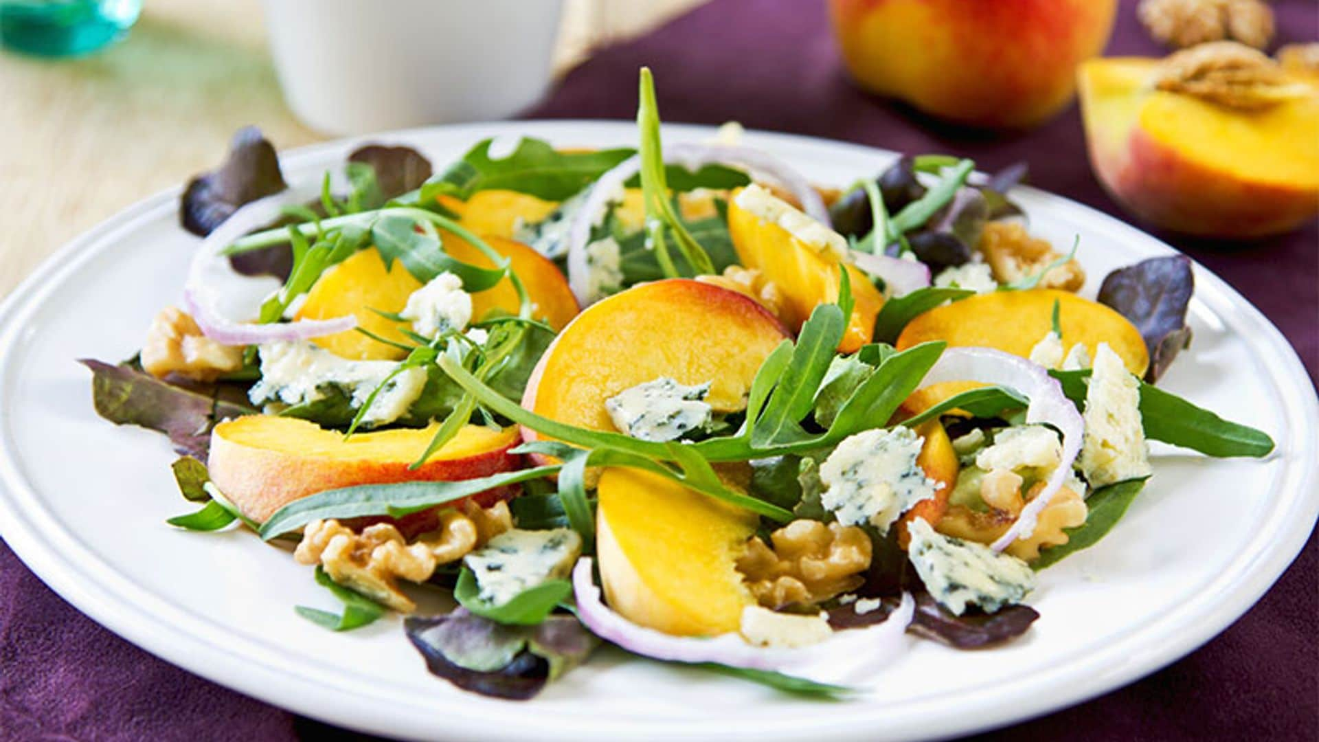 Ensalada de melocotón con rúcula, queso azul y nueces