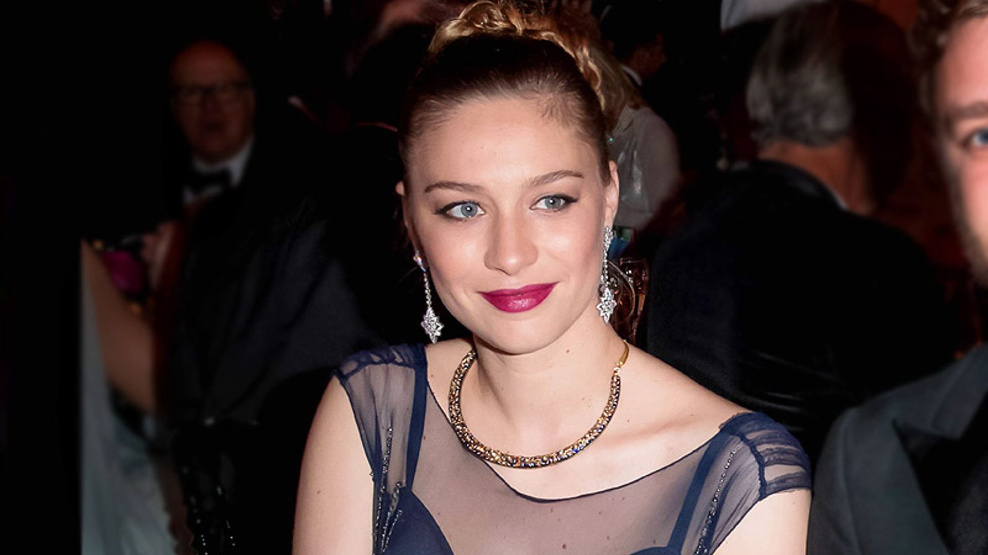 Metalizados, 'escotazo' y capa: El look de invitada más rompedor de Beatrice Borromeo