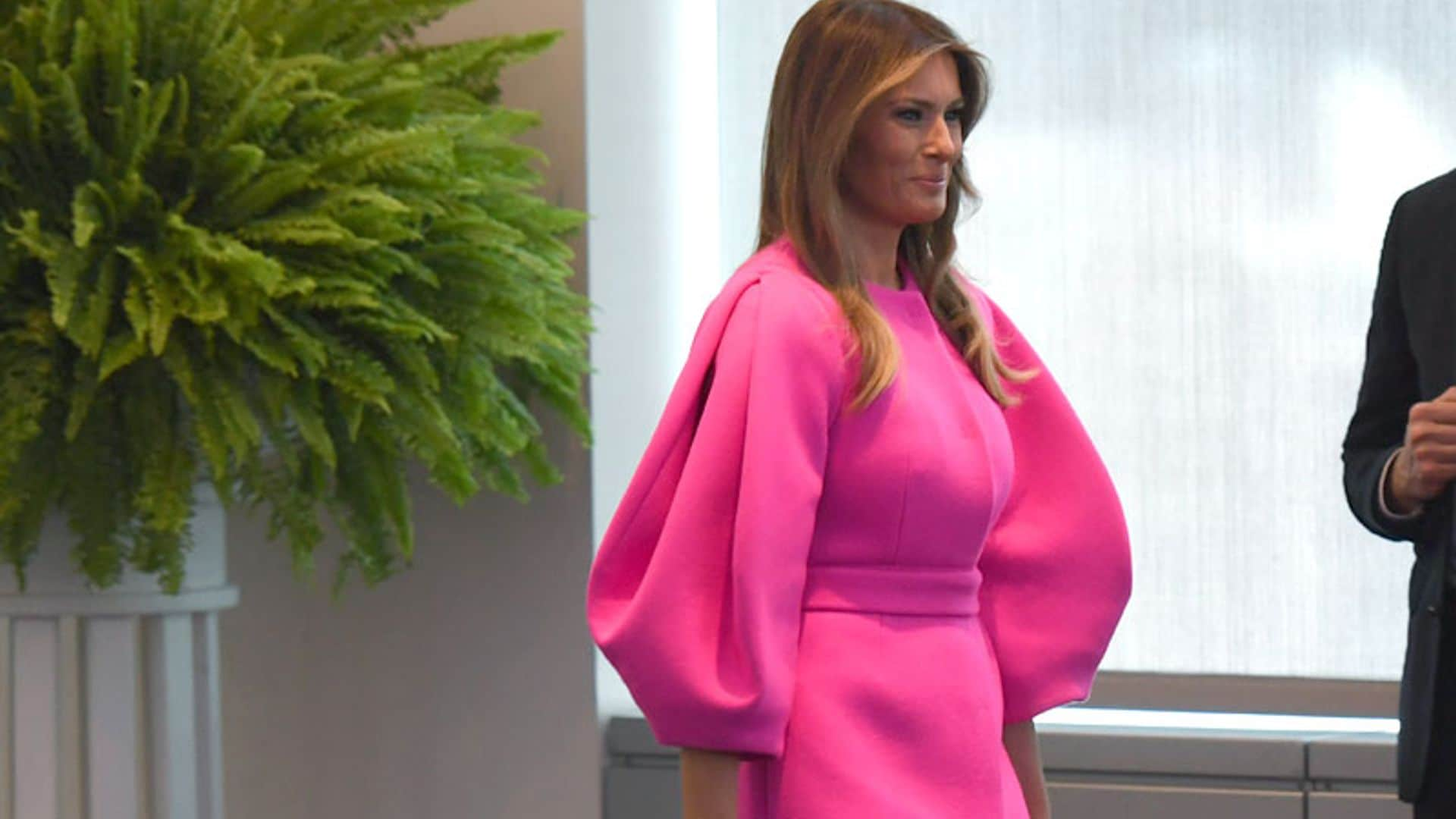 La polémica sobre el abrigo fucsia de Melania Trump que no se entendió en las redes sociales