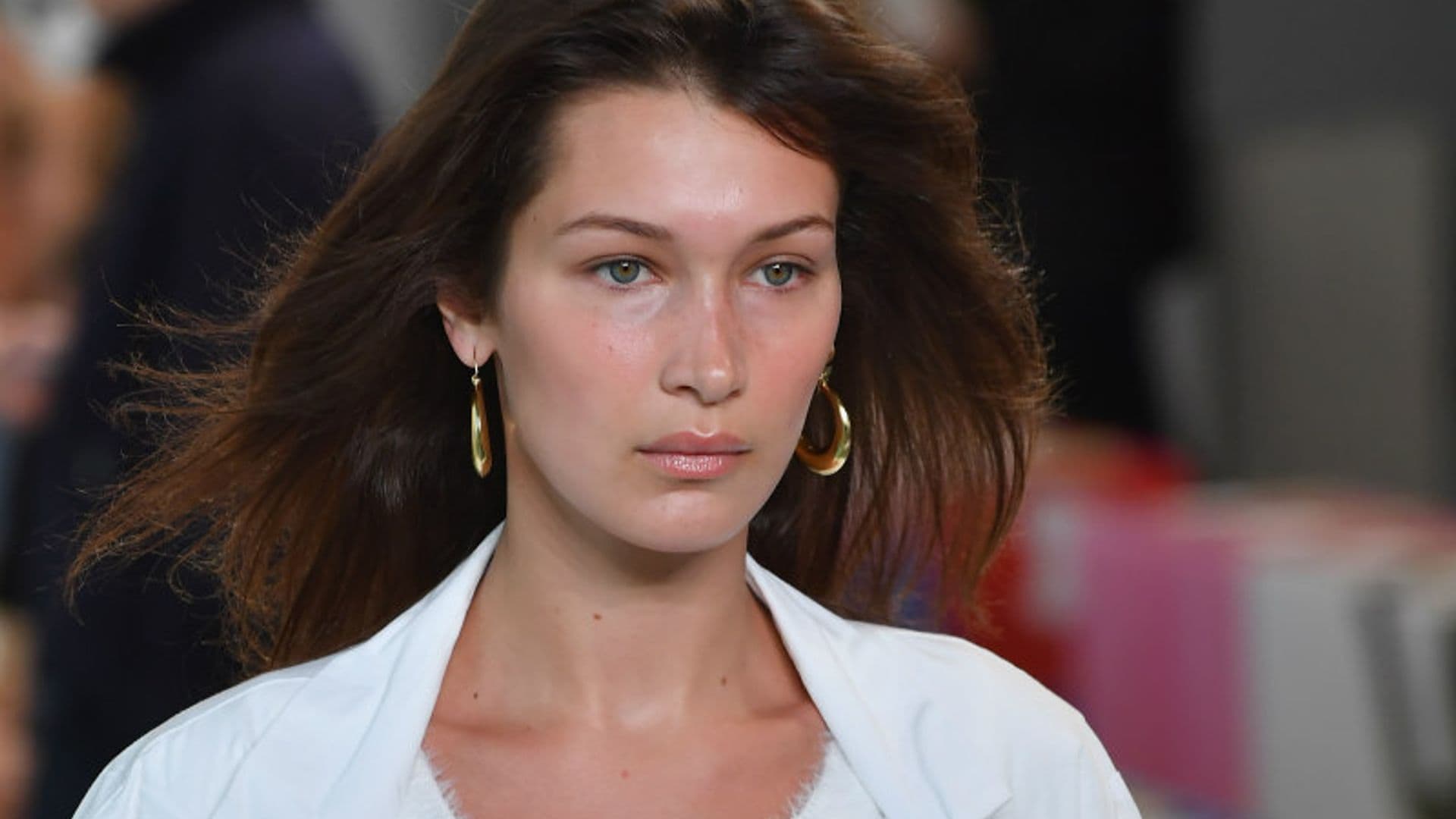 Lo dice Bella Hadid: el cárdigan es el nuevo 'crop top'