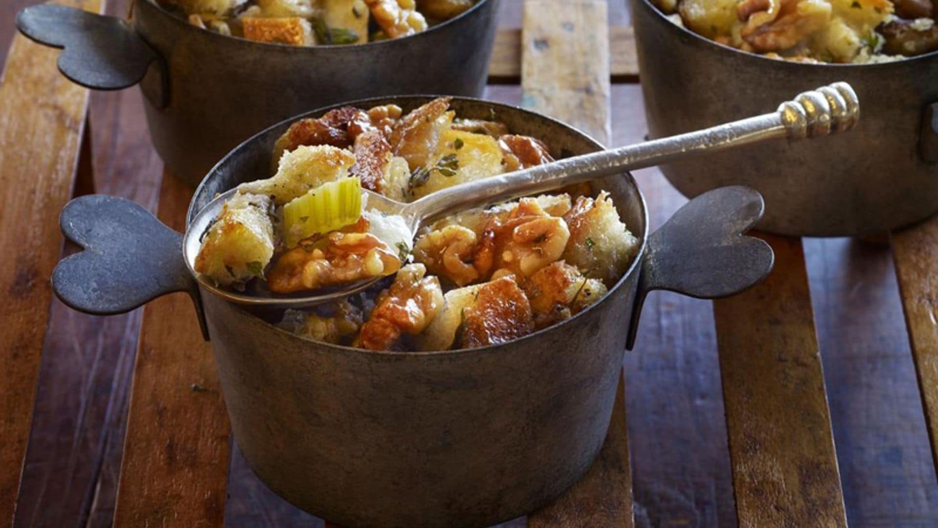 Relleno de manzana, nueces y hierbas