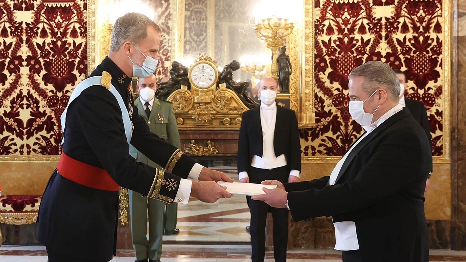 Don Felipe recibe en el Palacio Real las cartas credenciales de seis nuevos embajadores