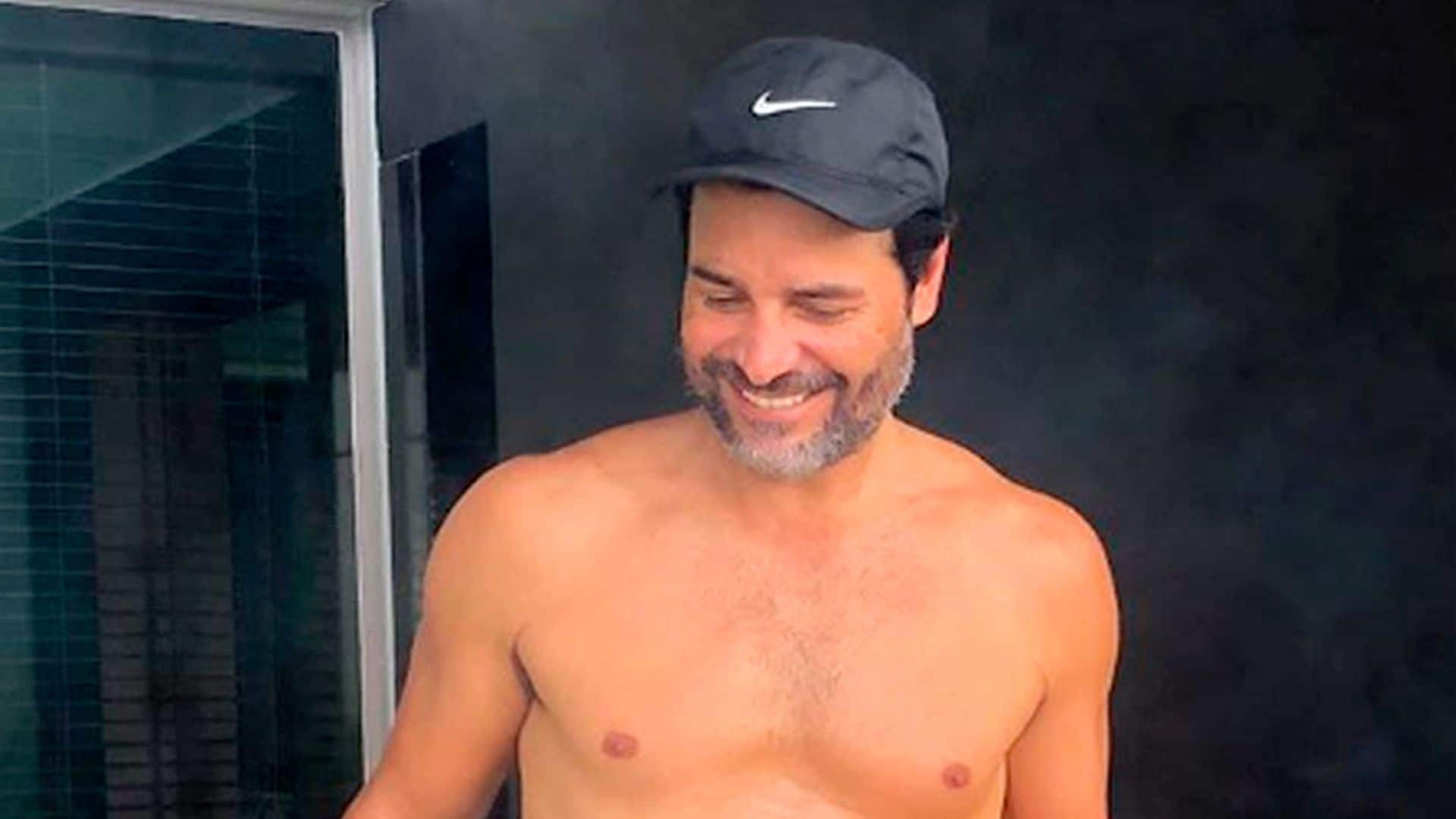 Chayanne presume de abdominales a sus 51 años