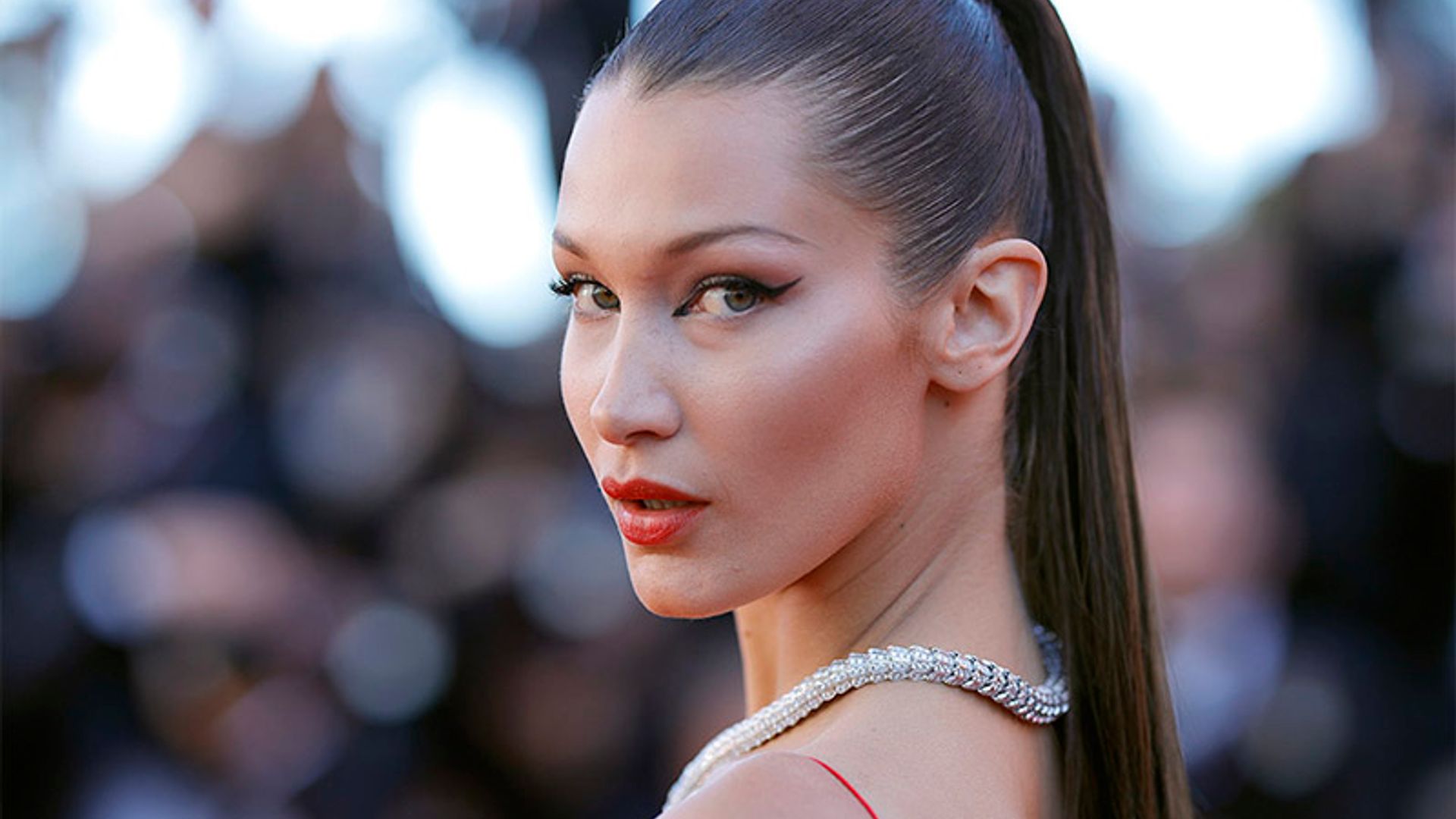 Nueve años después, Bella Hadid vuelve a su color de pelo natural