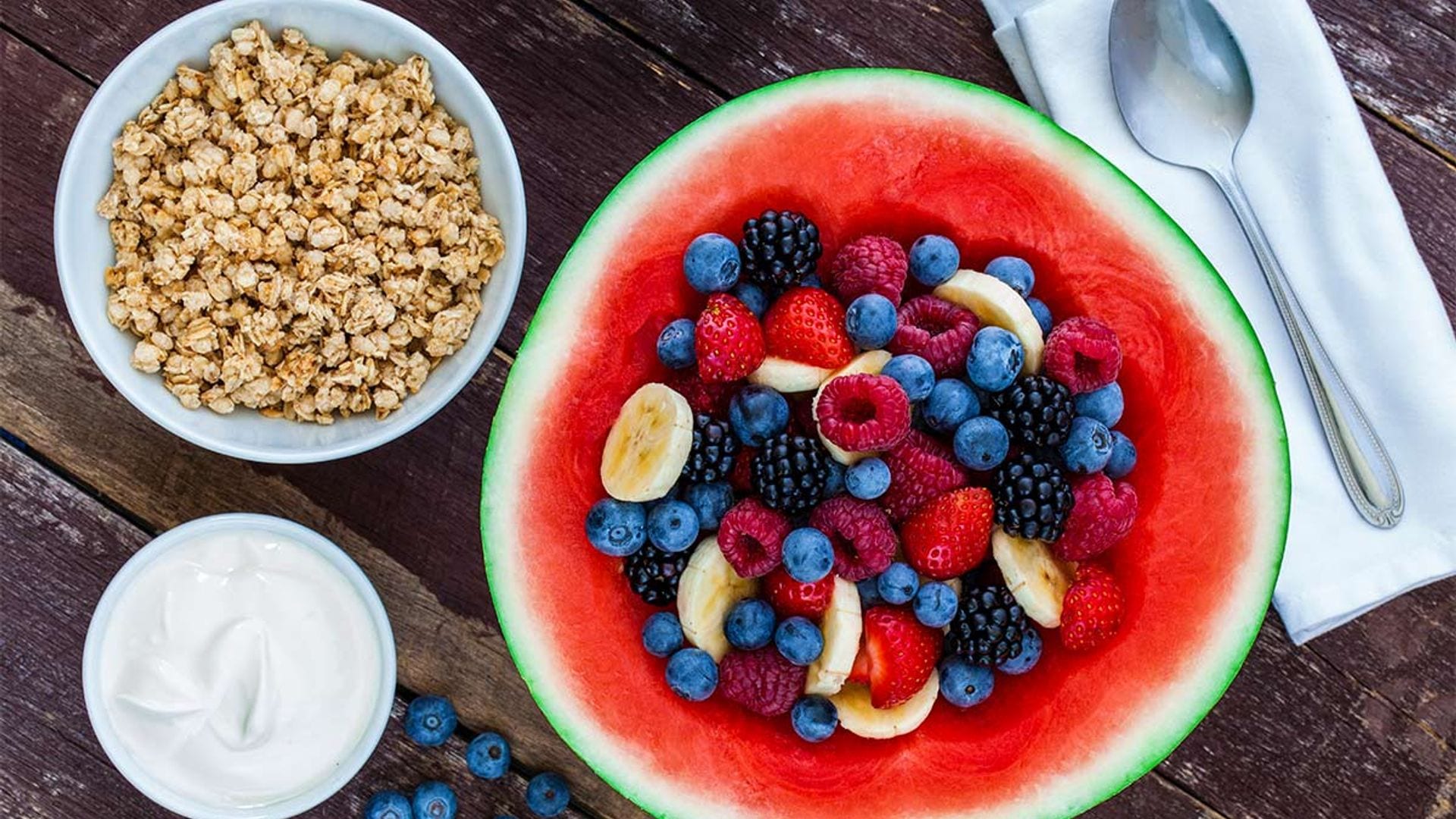 Sandía rellena de frutos rojos con yogur y granola