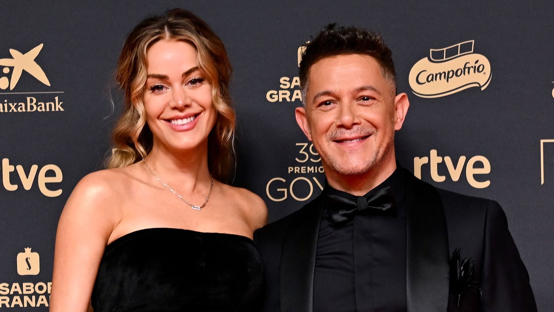 Alejandro Sanz y Candela Márquez presumen su amor en la alfombra roja de los Goya