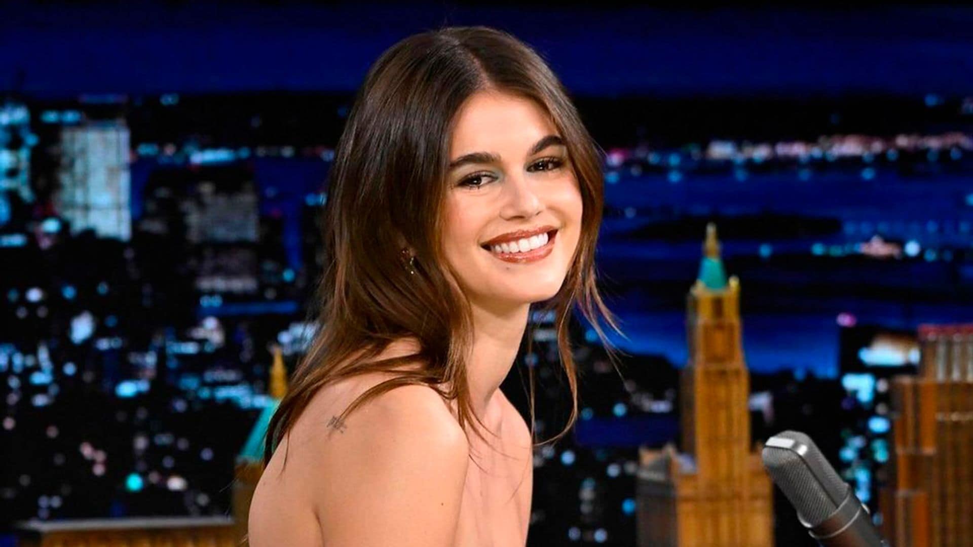 Del plató de televisión al andén del metro: el triple look de Kaia Gerber en la Gran Manzana