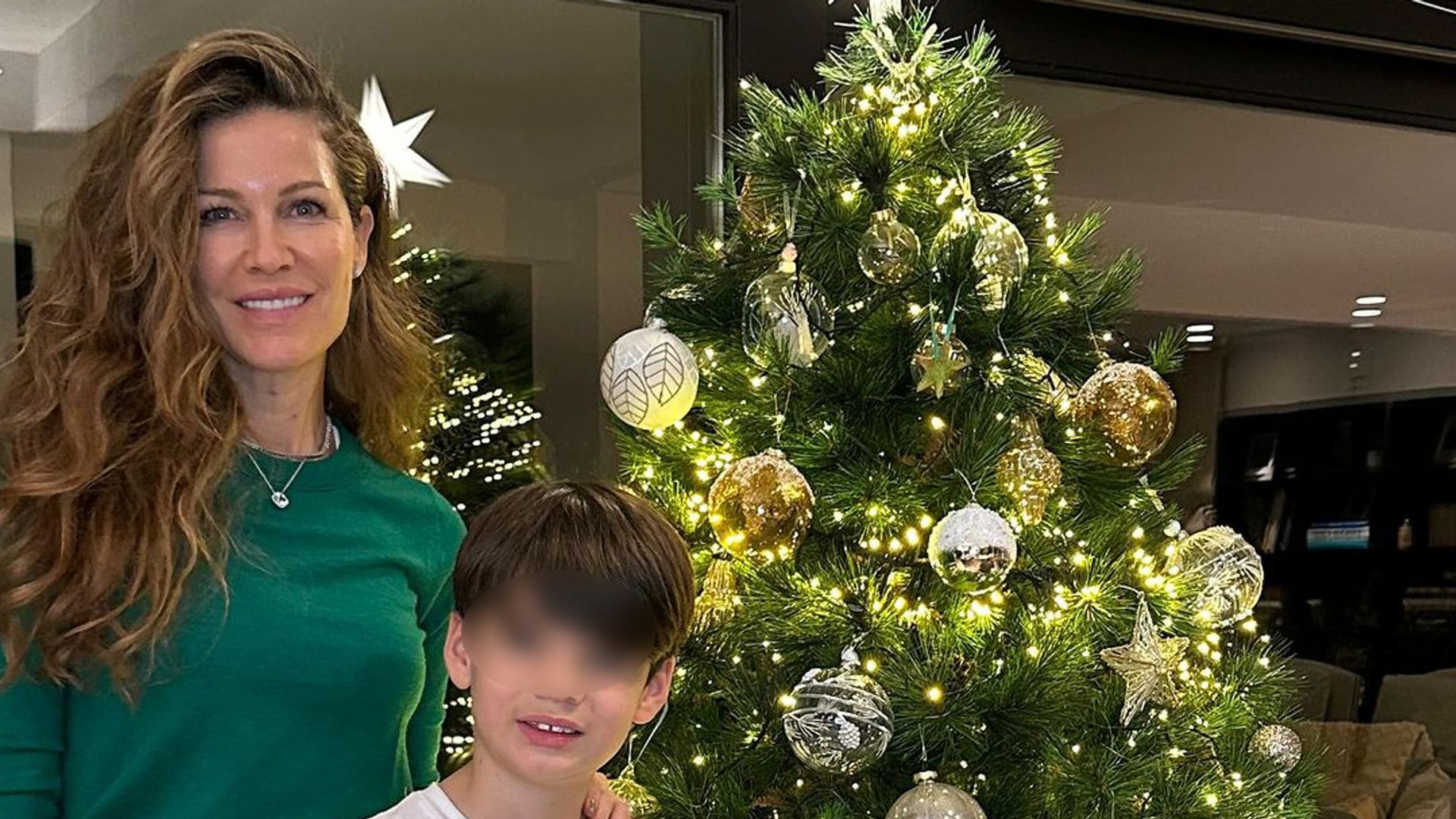 Jaydy Michel y su hijo Alejandro, de 8 años, se adelantan a la Navidad poniendo el árbol juntos