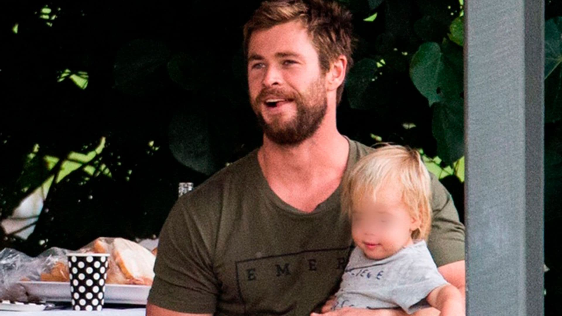 ¿A dónde va a parar la bola? Chris Hemsworth juega al golf con su hijo y… ¡llega la sorpresa!