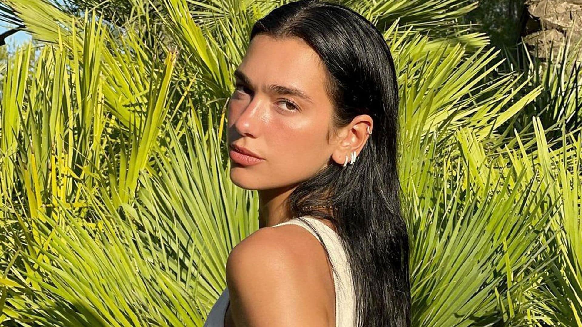 Dua Lipa y sus planes familiares en Ibiza: compras y artesanía en un mercadillo