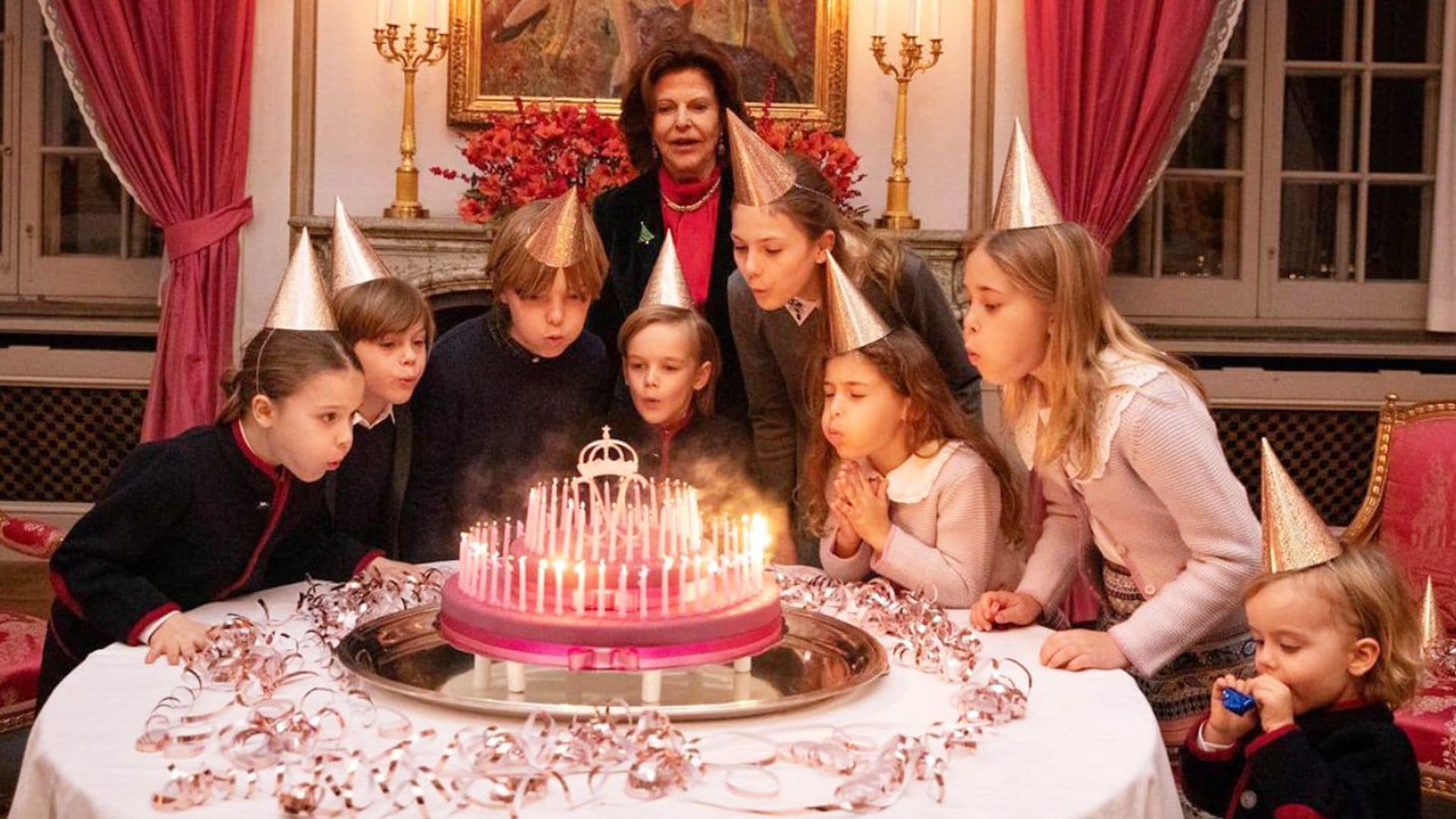 El vídeo más simpático de la reina Silvia de Suecia soplando las velas por su 80 cumpleaños ayudada por sus 8 nietos