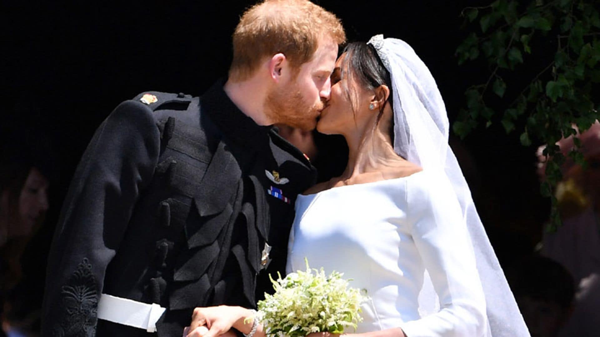 El príncipe Harry y Meghan Markle, su primer beso de película como marido y mujer