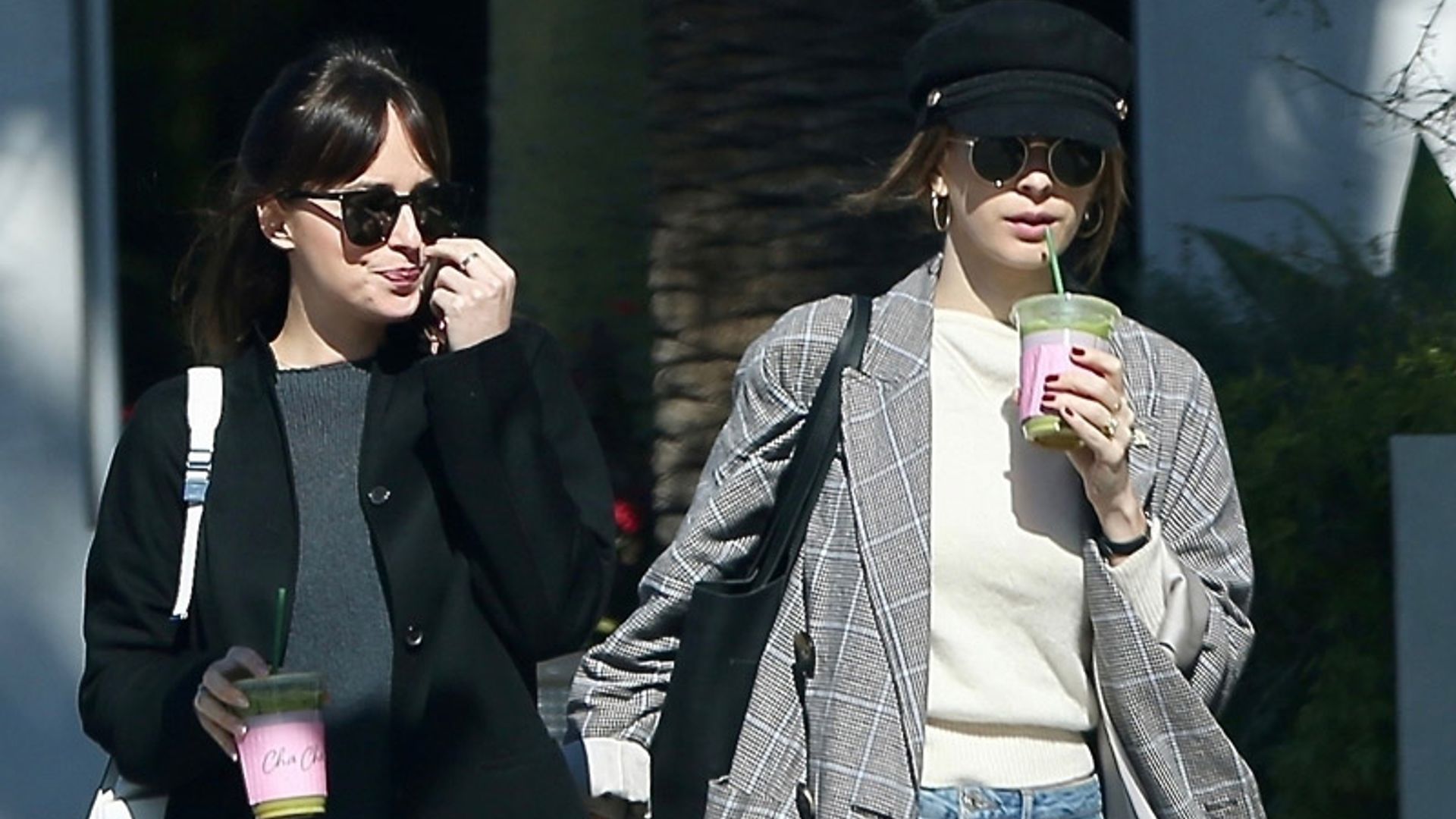 Dakota Johnson y Stella del Carmen, dos hermanas unidas por la moda