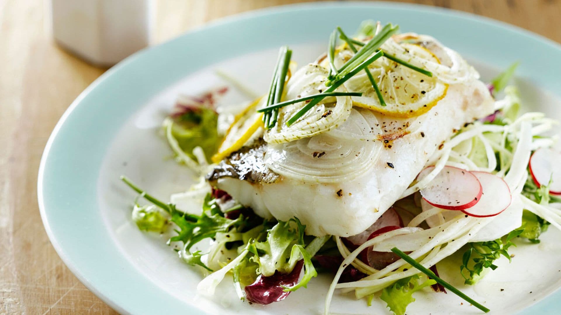 Bacalao al vapor con ensalada de rábano y nabo