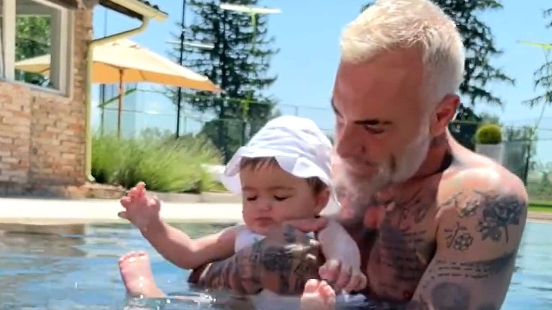 ¡Al agua, patos! El divertido chapuzón de Gianluca Vacchi con su pequeña Blu Jerusalema