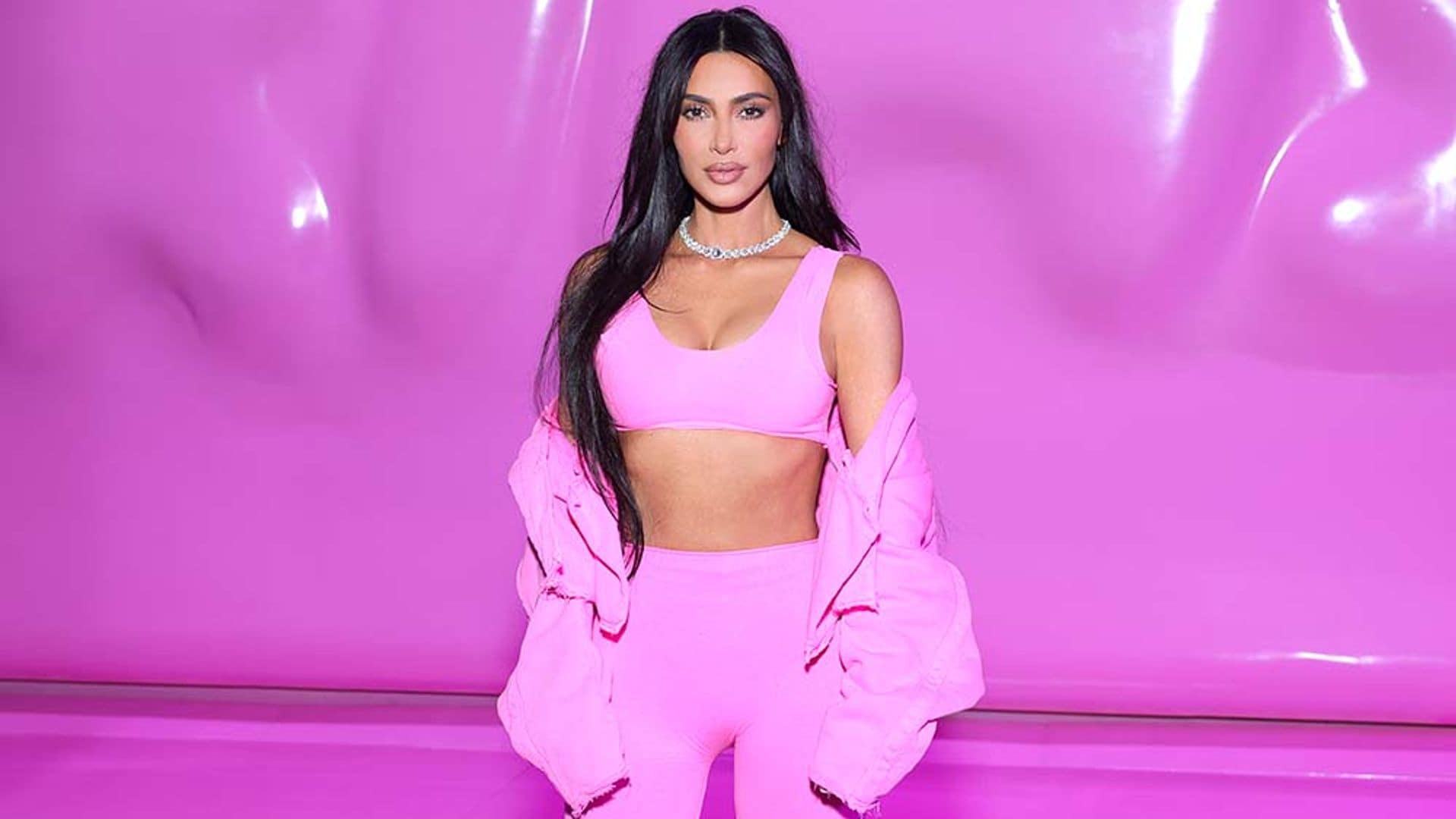 Kim Kardashian: conjunto 'Barbiecore' y cambio de look para cumplir el sueño de su infancia