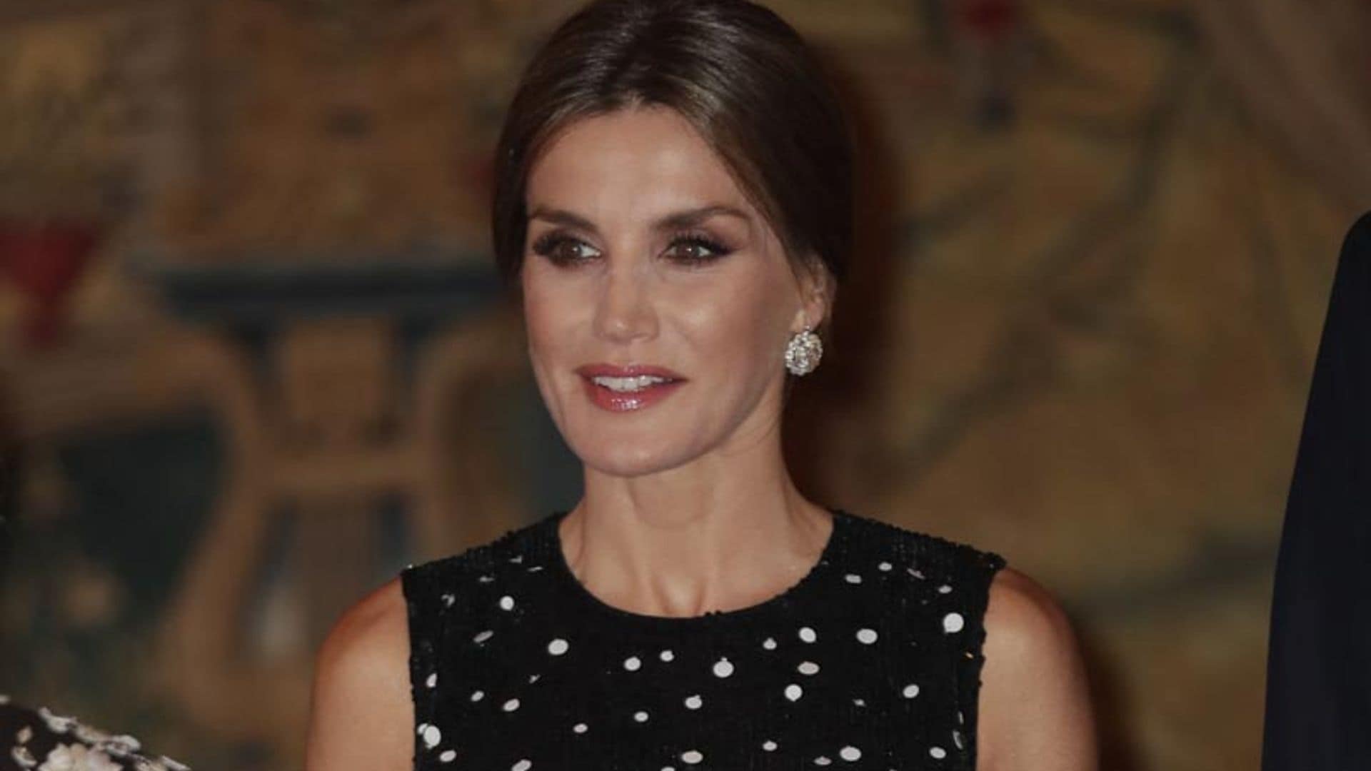 Un vestido negro de lentejuelas y falsos lunares, el último estreno de doña Letizia