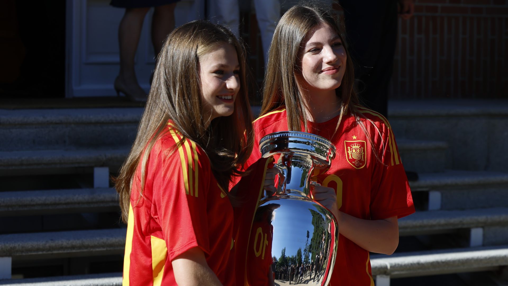 La princesa Leonor y la infanta Sofía sorprenden recibiendo a la Selección con los Reyes ¡como dos auténticas fans!