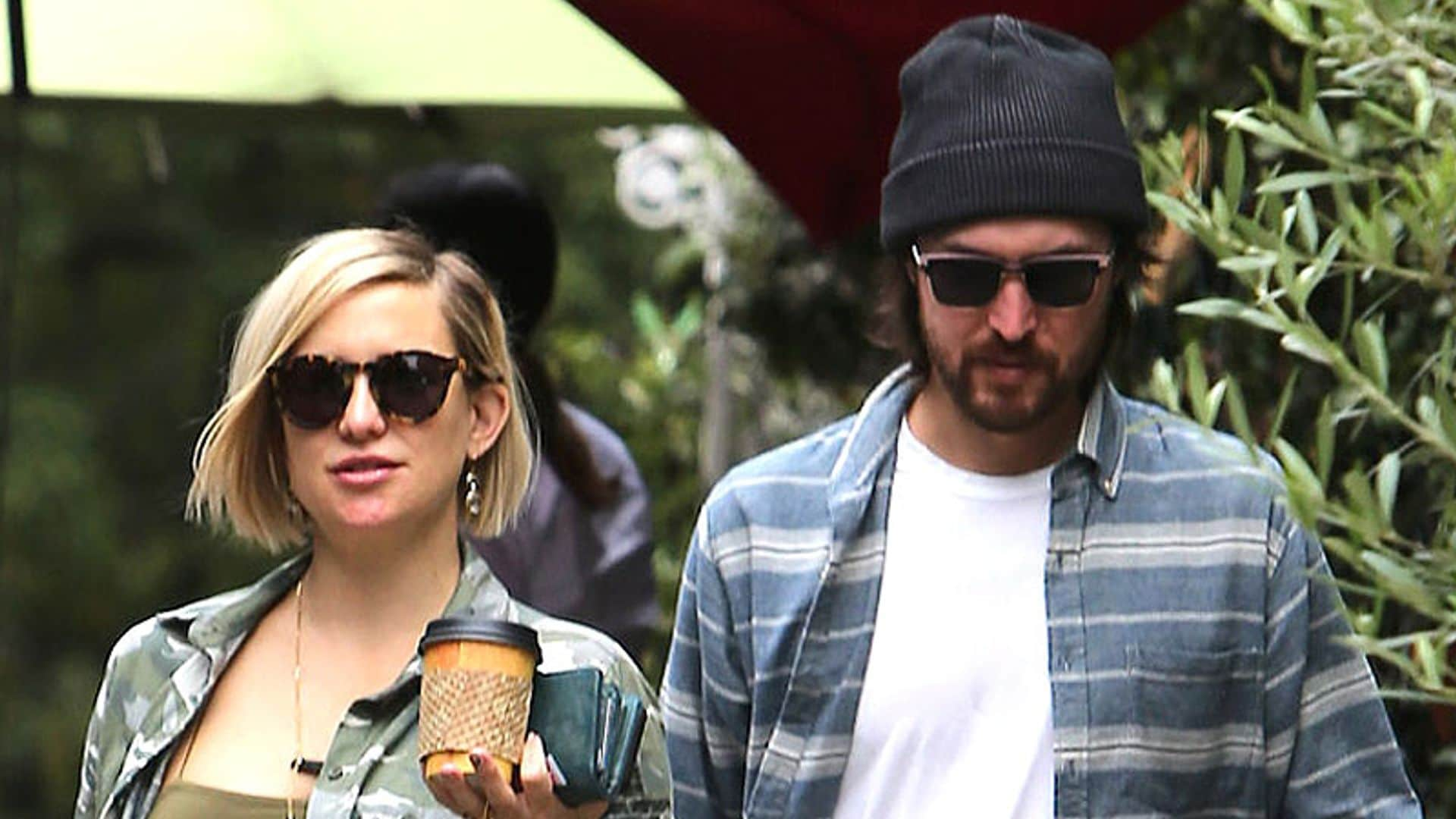 Kate Hudson luce tripita en una jornada de compras en familia