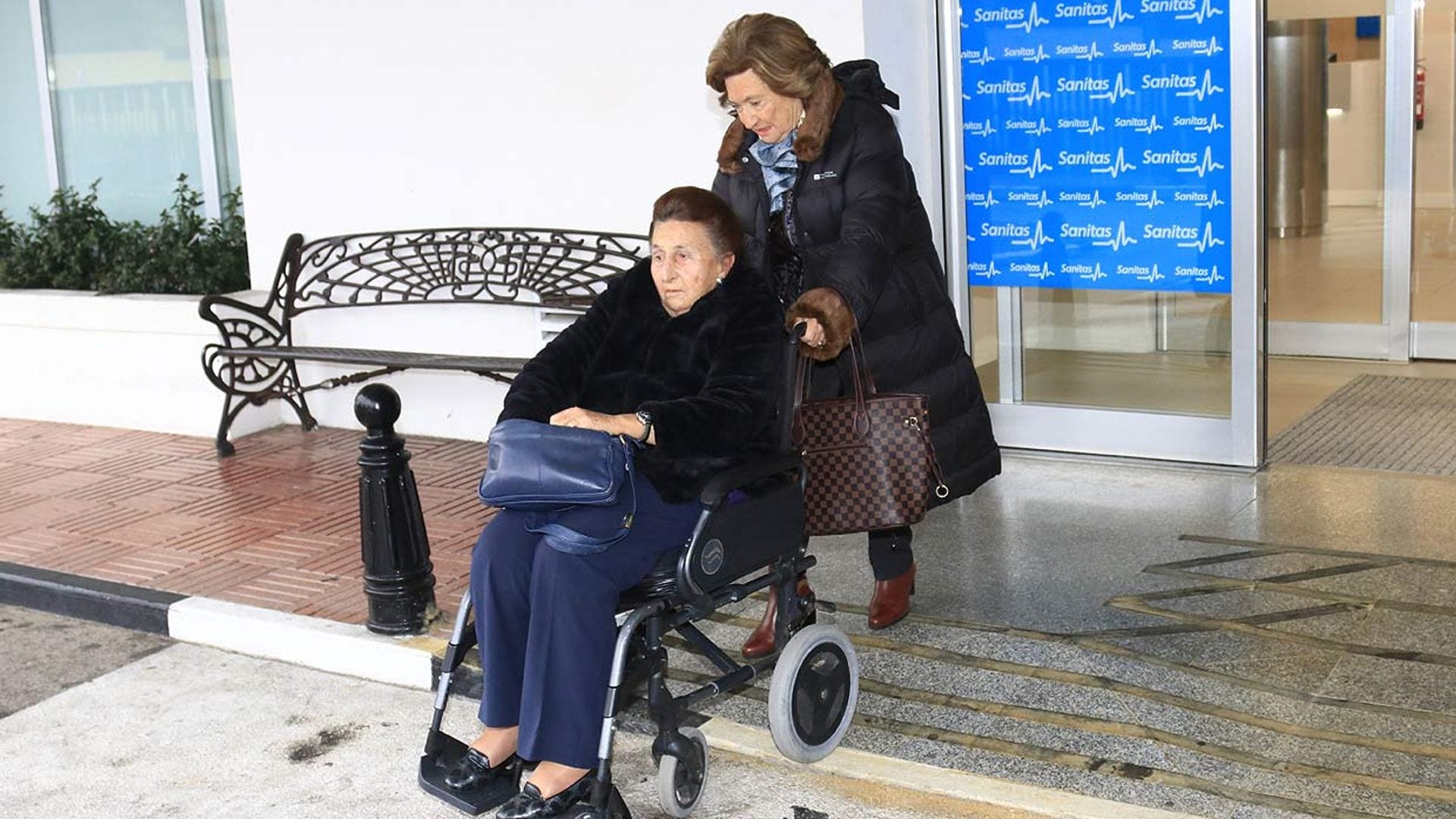 Simoneta Gómez- Acebo recibe el calor de su familia en el hospital