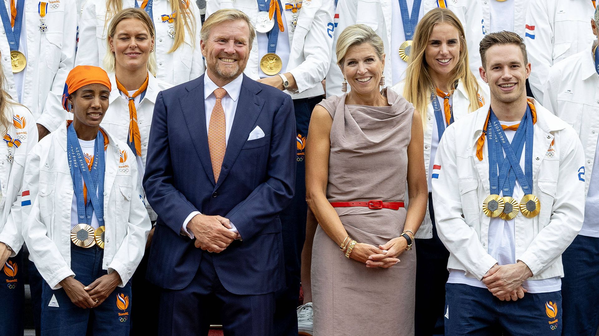 Máxima recupera el look de trabajo con el que rindió homenaje al deporte olímpico hace una década