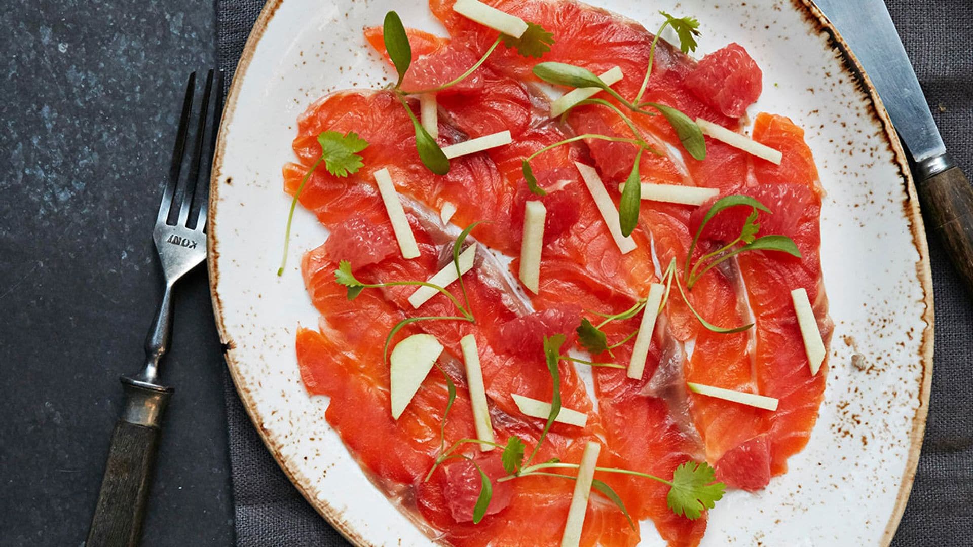 Carpaccio de salmón ahumado con manzana y cilantro