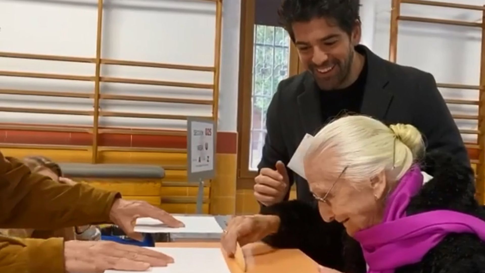 Miguel Ángel Muñoz acompaña a su Tata de 95 años a votar