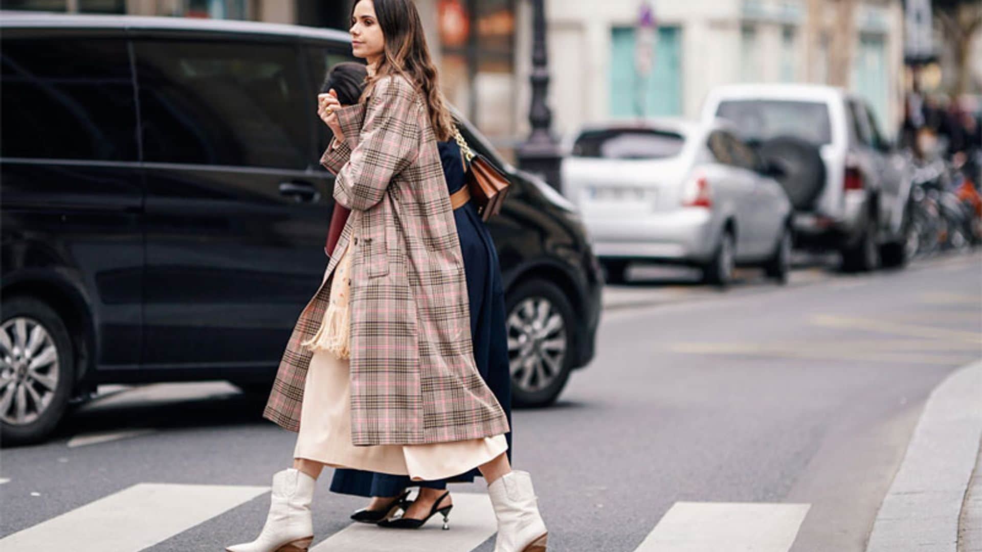 No solo de minivestidos viven las botas 'cowboy': looks alternativos para días de frío