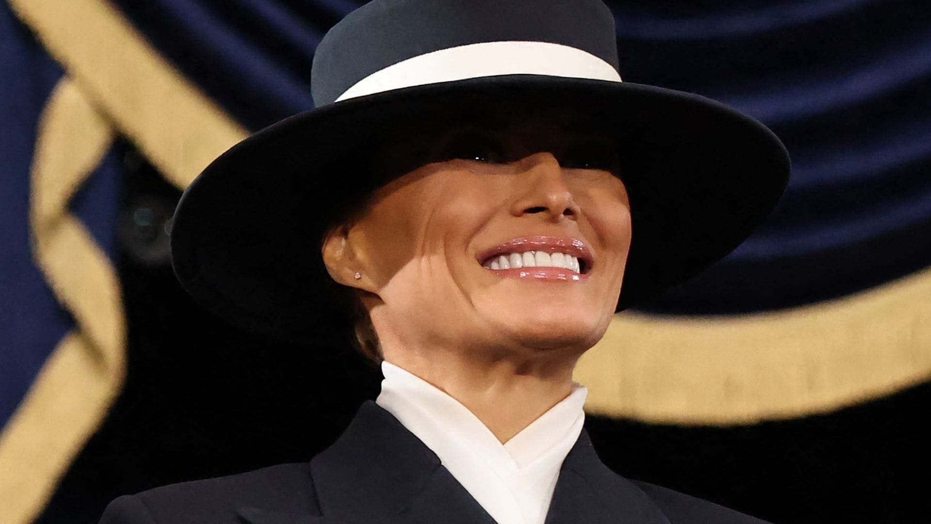 Melania Trump completa su 'look' del Día de la Inauguración con un sofisticado sombrero