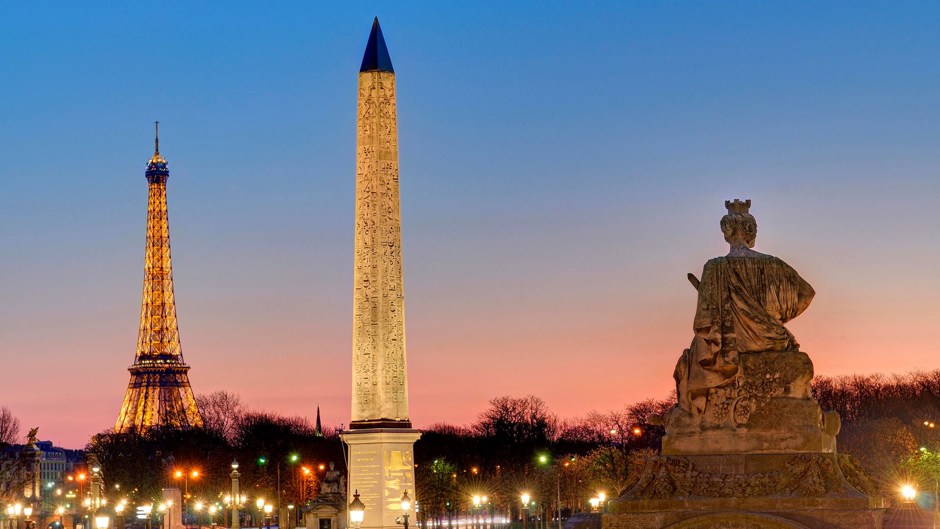 Plaza de la Concordia, obelisco y torre Eiffel iluminada por la noche, París, Francia