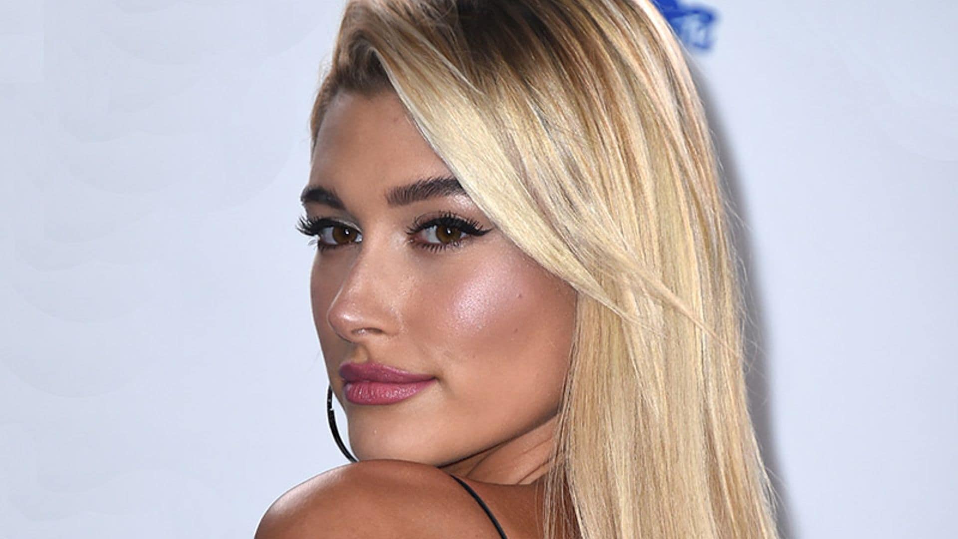 Hailey Baldwin, ‘choker’ y escotazo para una dama de honor ‘de negro’