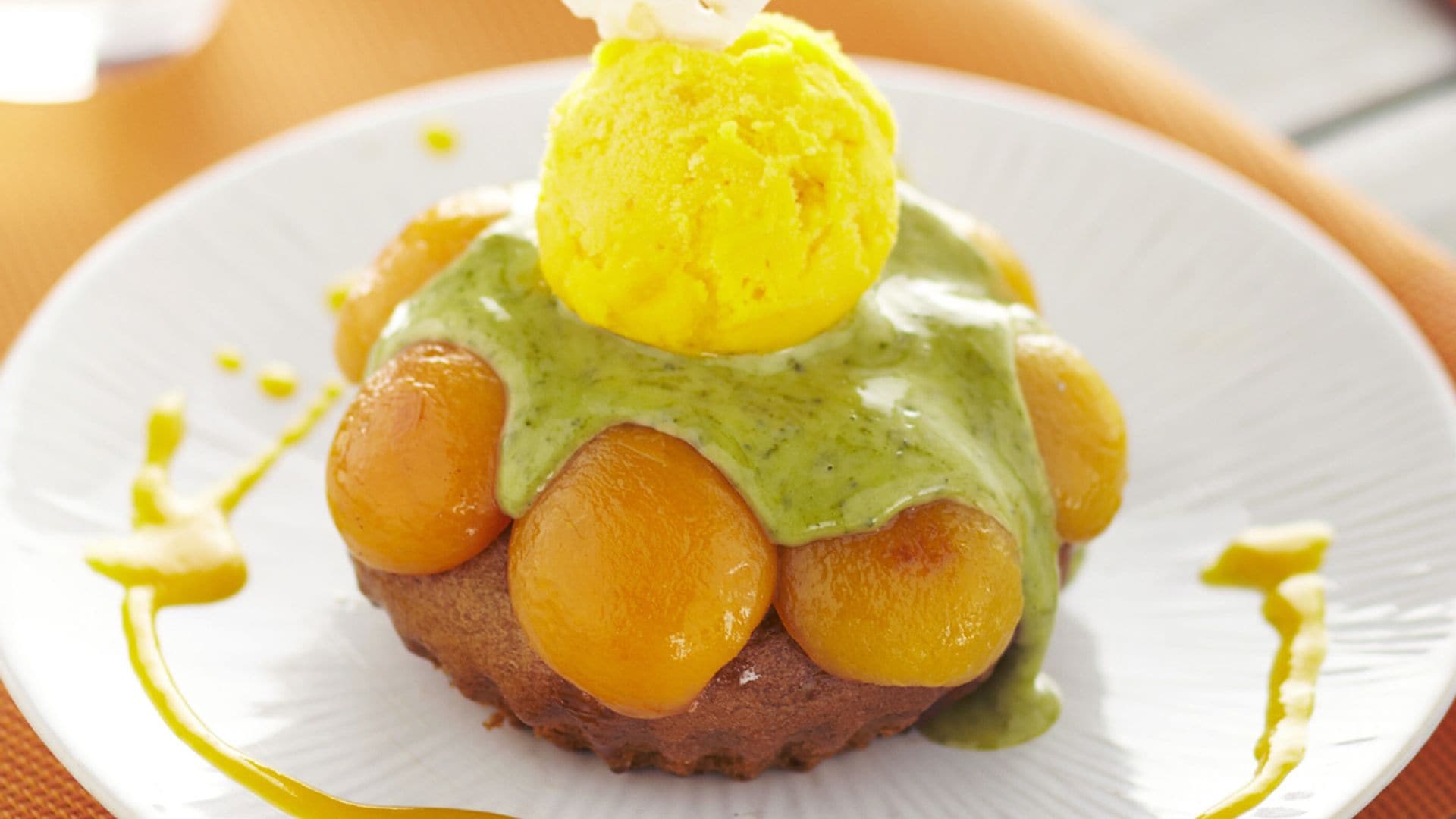 Postre de albaricoque, crema de pistacho y helado de mango