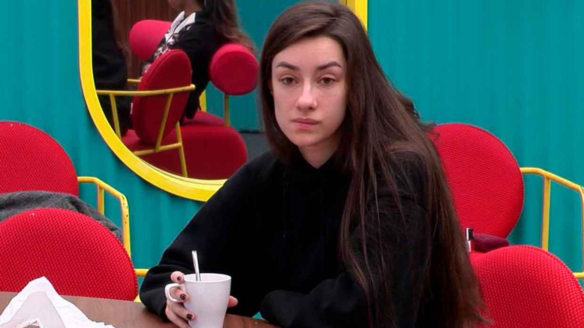 Adara comienza a desconfiar del apoyo de su marido, Hugo Sierra