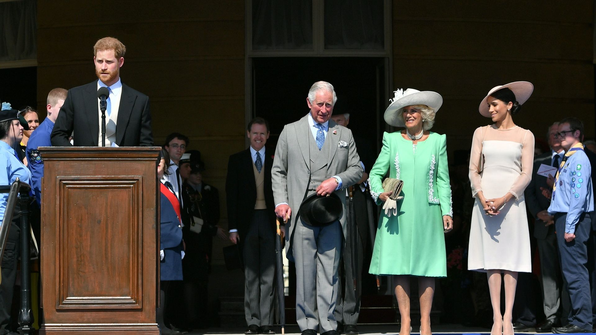 Fue el príncipe Harry el que el 22 de mayo de 2018 se encargó de dar la bienvenida a los ciudadanos que fueron invitados al Palacio de Buckingham al cumpleaños de su padre, Meghan y Harry se habían casado tres días antes, así que la expectación fue máxima