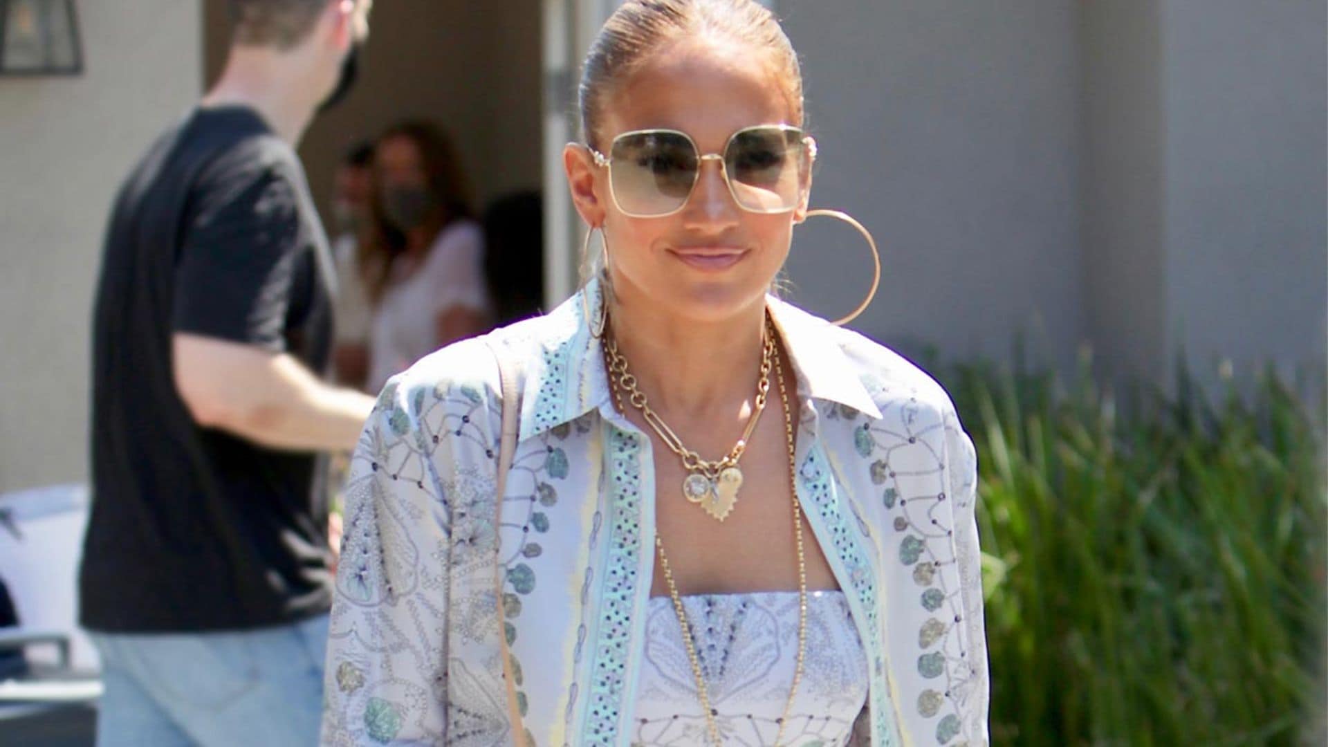 El pantalón 'palazzo' de Jennifer Lopez o cómo llevar la tendencia pijama de forma elegante