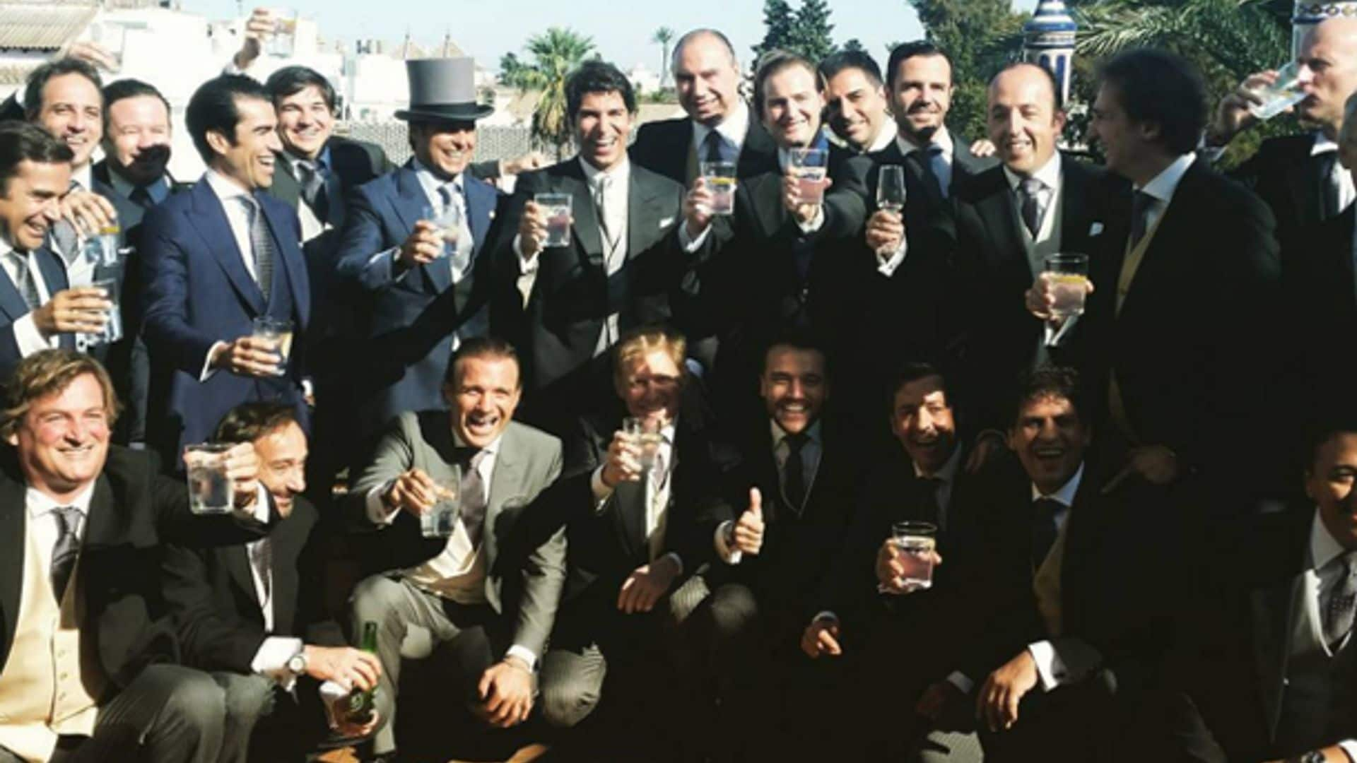 El novio brinda con sus invitados minutos antes de la boda