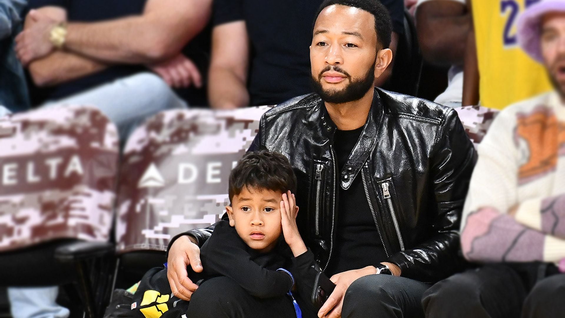 'Papi, me aburro': las simpáticas imágenes del hijo de John Legend viendo un partido de baloncesto