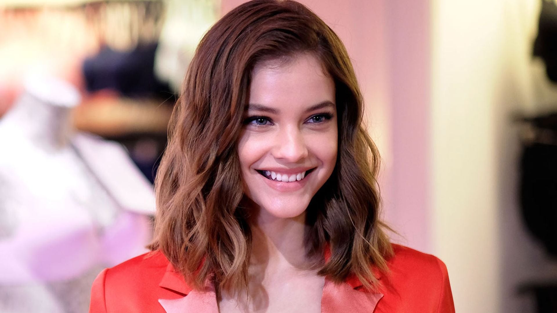 Barbara Palvin cambia de look y confirma que los flequillos también son para el verano