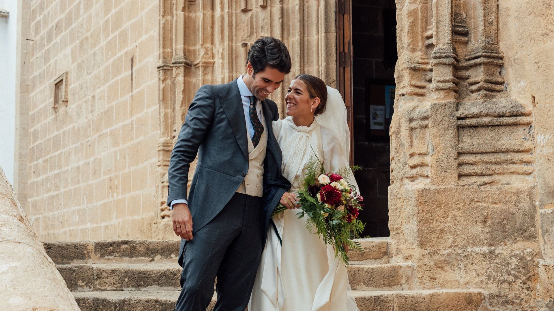 El vestido de novia con mangas abullonadas y lazadas que eligió Rosa para su boda en Jávea