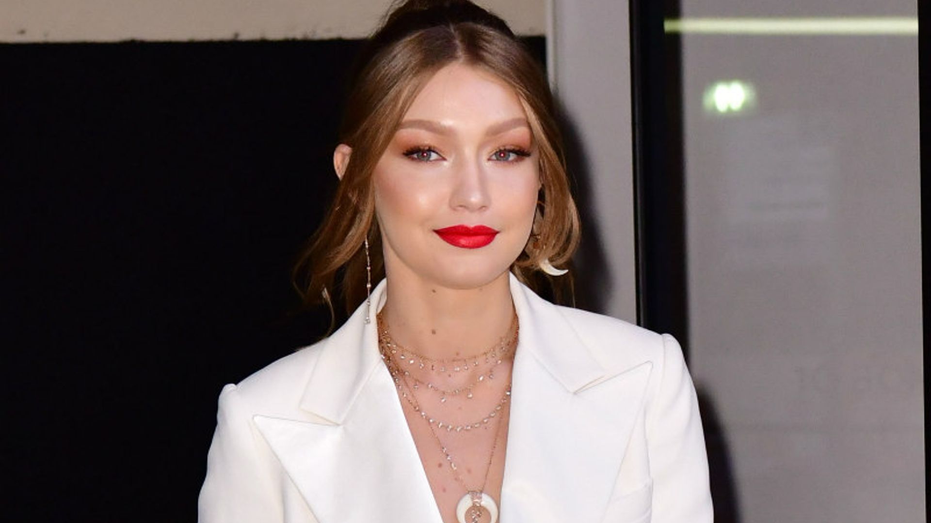 Lo dicen Gigi Hadid y Emma Stone: este otoño el traje será blanco