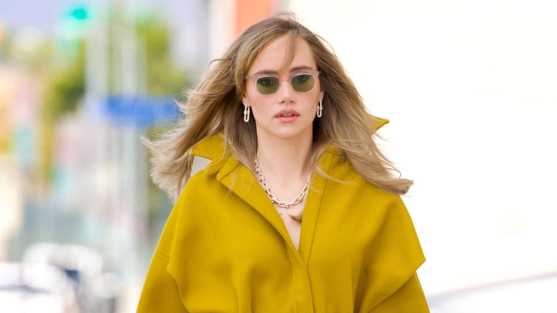 Suki Waterhouse luce radiante en mini vestido y plataformas