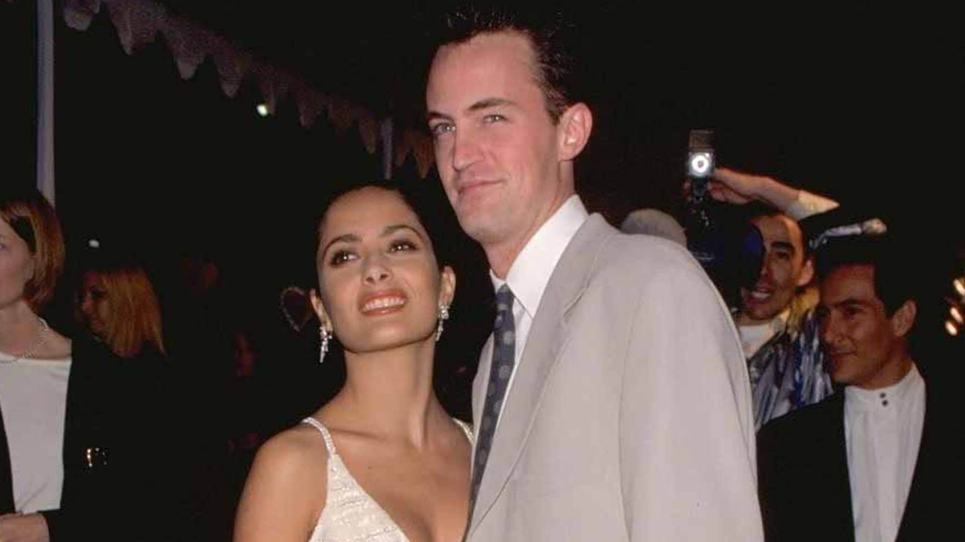 Salma Hayek le dedica un mensaje a Matthew Perry en el que hubiera sido su cumpleaños