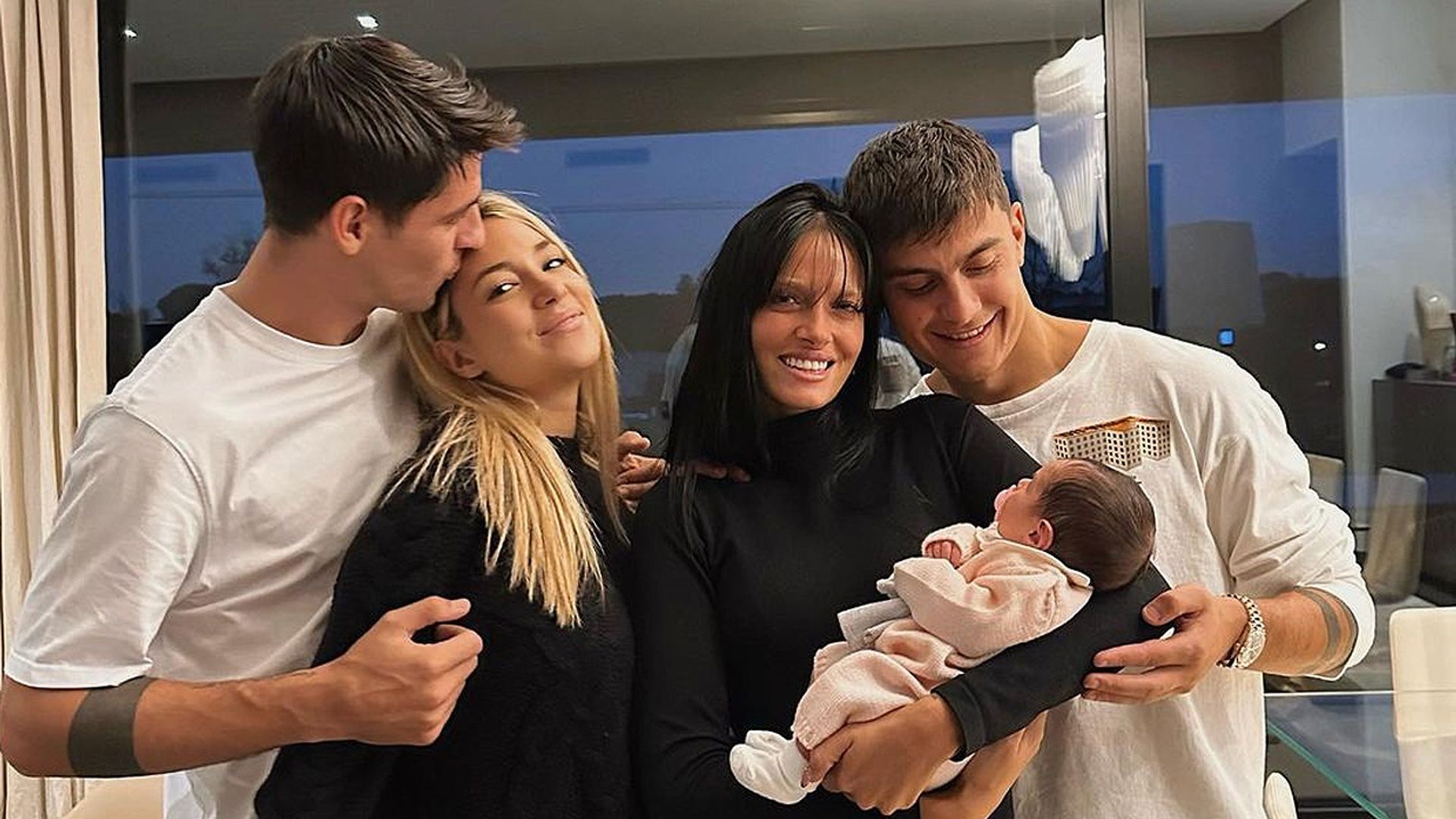 El precioso momento en que Bella, hija de Alice Campello y Álvaro Morata, conoce a sus padrinos