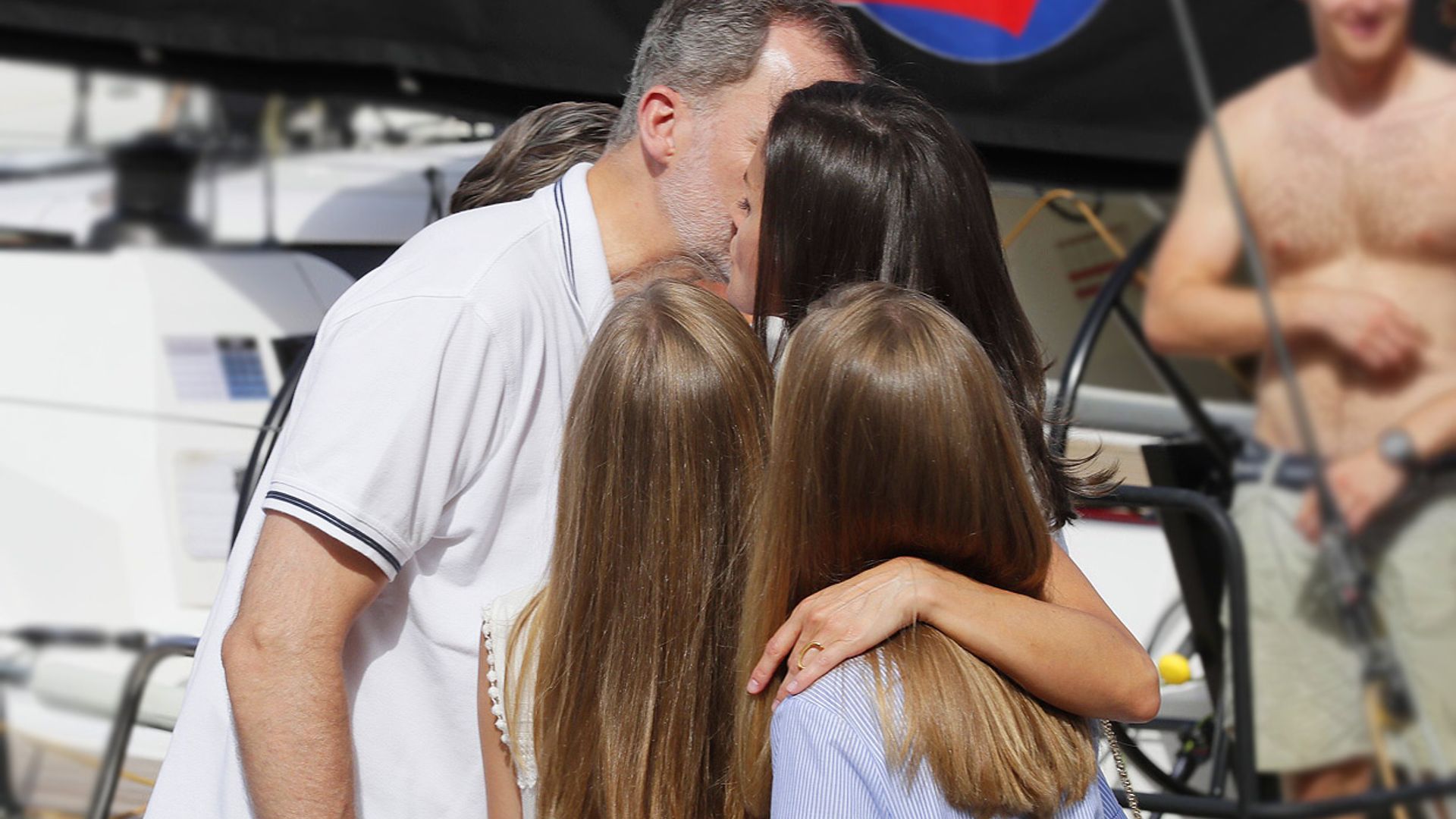 Los besos de doña Letizia y sus hijas para desearle suerte al Rey