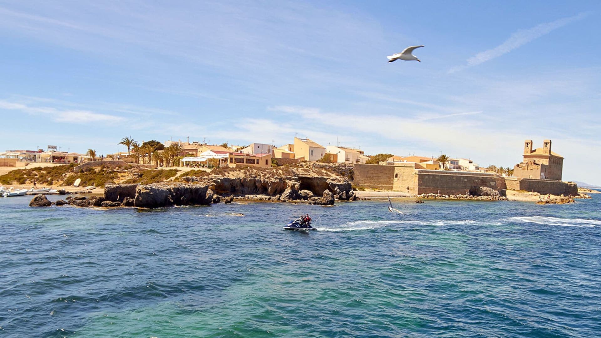 La isla de Tabarca, un diminuto refugio del Mediterráneo frente al litoral de Alicante